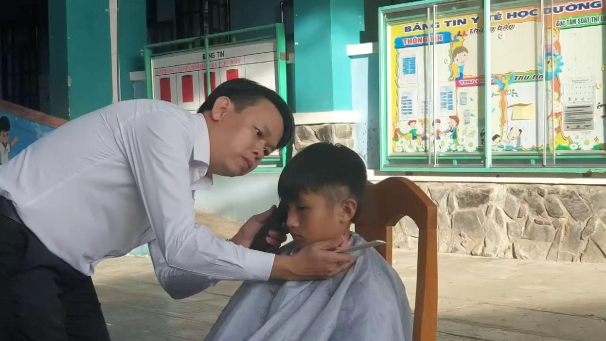 Tiệm hớt tóc đặc biệt của thầy hiệu trưởng ở Thạnh An
