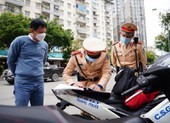 Để quên bằng lái xe ở nhà, tài xế làm sao chứng minh khi bị CSGT thổi phạt?