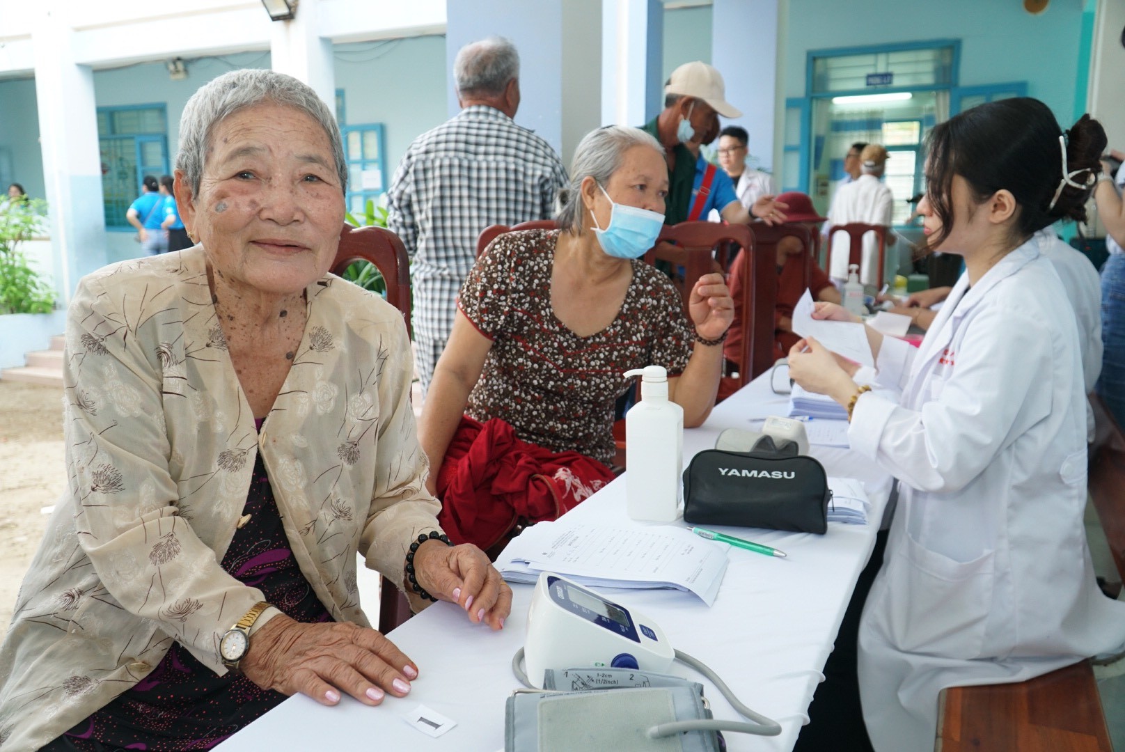 Chùm ảnh: Khám, phát thuốc miễn phí cho người dân Ninh Thuận ảnh 6