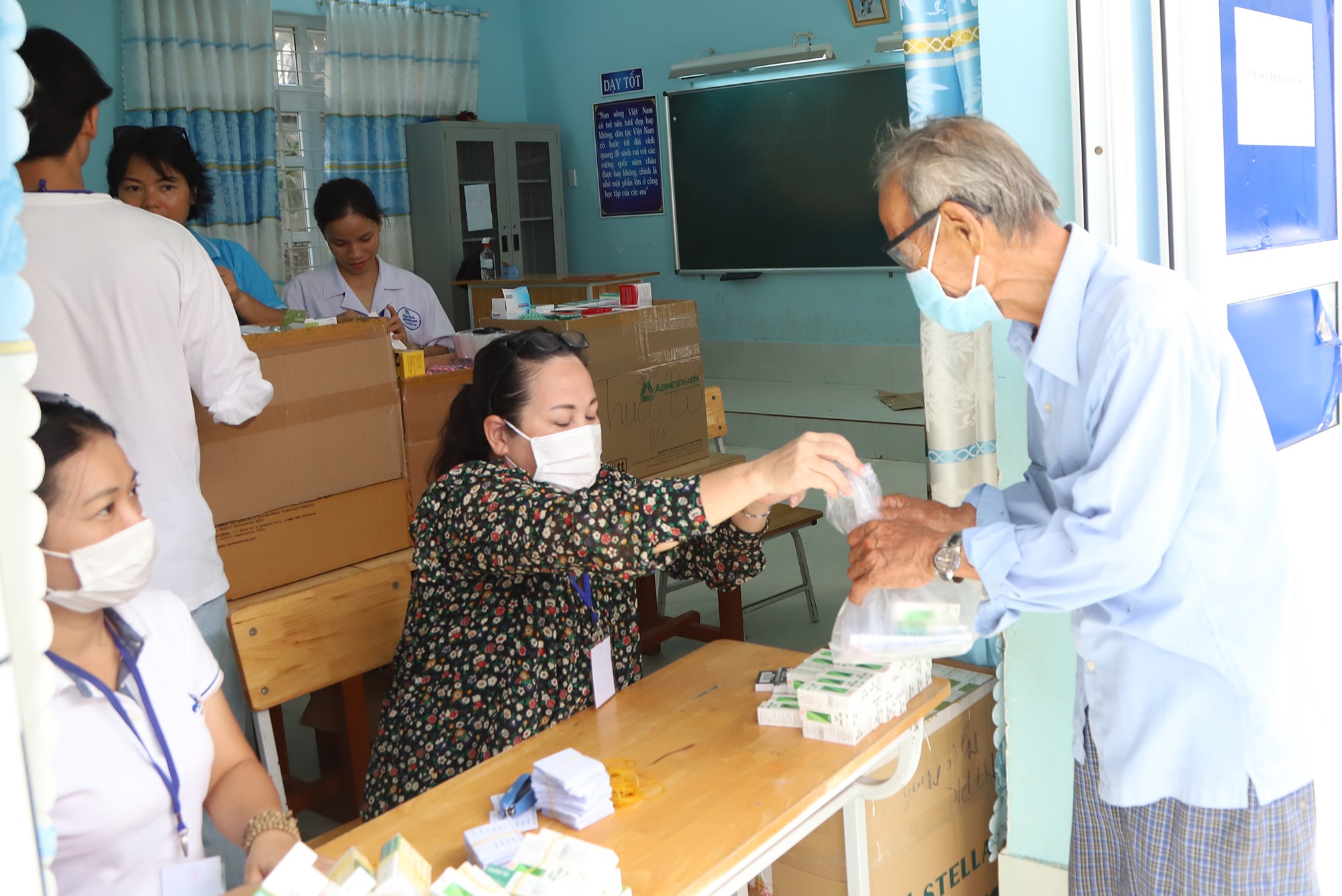 Chùm ảnh: Khám, phát thuốc miễn phí cho người dân Ninh Thuận ảnh 10