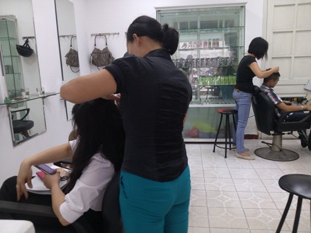 Nghề kinh doanh nhổ tóc bạc ở Hà Nội thu hút được nhiều khách tìm đến.