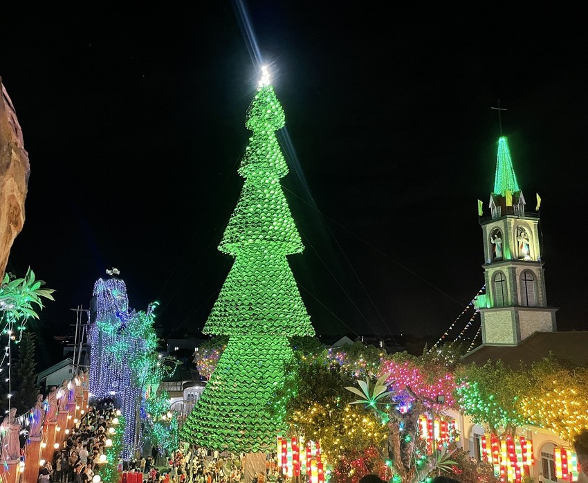 Cây thông Noel khổng lồ bằng nón lá, con đường hang đá dài 200 mét ở Đồng Nai ảnh 2