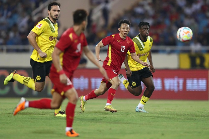 Tuyển Việt Nam đánh bại Borussia Dortmund trong sự cố hỏng cột khung thành