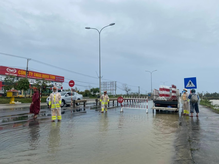 Bão số 4: Đã đổ bộ đất liền, Đà Nẵng- Quảng Nam bị bão quật tơi tả ảnh 1