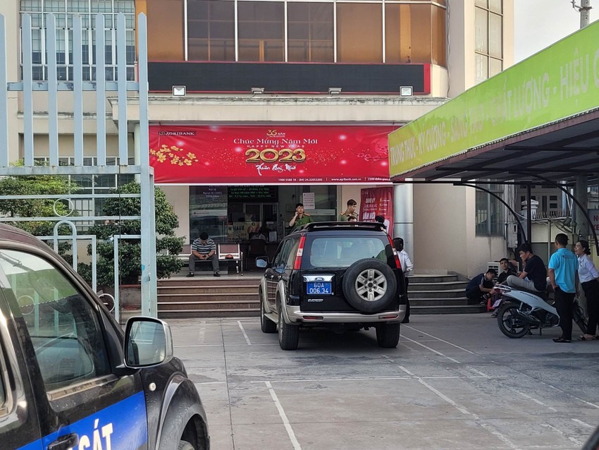 Dùng súng cướp tiền của khách trong ngân hàng ở Đồng Nai  ảnh 2