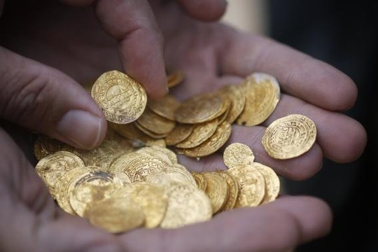 Tổng cộng khoảng 2.000 đồng xu đã được đưa lên bờ. Ảnh: Reuters Tổng cộng khoảng 2.000 đồng xu đã được đưa lên bờ. Ảnh: Reuters