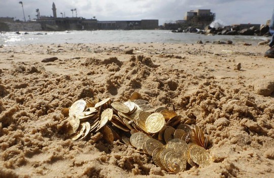 Số xu vàng cổ tìm thấy ngoài khơi Caesarea, phía Bắc Tel Aviv - Israel được trưng bày hôm 18-2. Ảnh: Reuters Số xu vàng cổ tìm thấy ngoài khơi Caesarea, phía Bắc Tel Aviv - Israel được trưng bày hôm 18-2. Ảnh: Reuters
