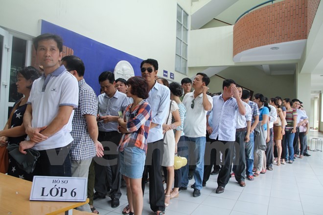 Phụ huynh mướt mồ hôi 'vây' trường mua hồ sơ ảnh 6