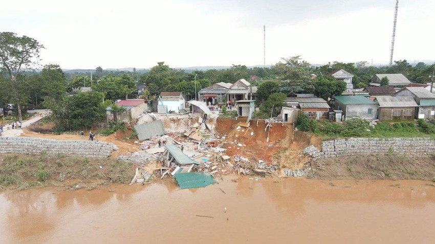 Dòng sông Thạch Hãn đoạn qua xã Hải Lệ, thị xã Quảng Trị bị sạt lở khiến ba nhà dân và hai hàng quán bị sập. Ảnh: N.DO