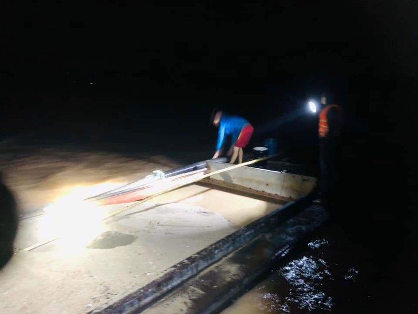 Phòng Cảnh sát phòng chống tội phạm về môi trường Công an tỉnh Quảng Trị bắt quả tang một thuyền khai thác trái phép ở sông Thạch Hãn vào ngày 19-10. Ảnh: CACC