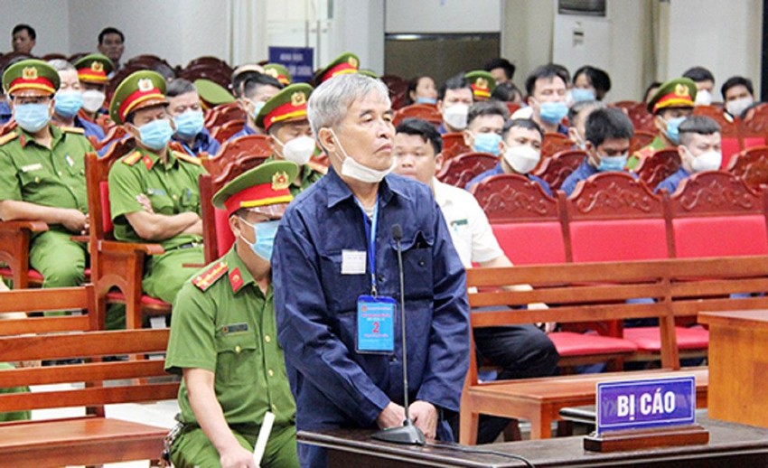 Cựu cán bộ Cục Điều tra chống buôn lậu nhận hối lộ để ngó lơ vụ buôn lậu 200 triệu lít xăng ảnh 1