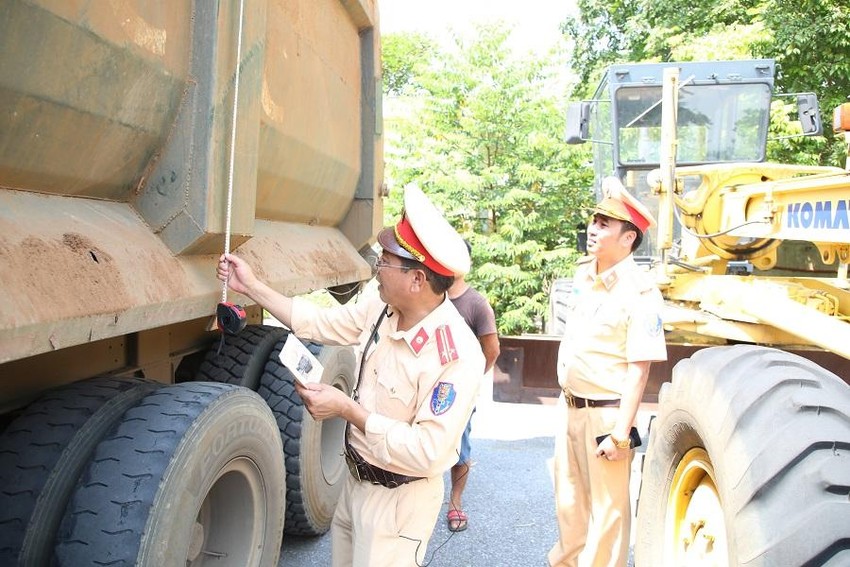 Lực lượng CSGT kiểm tra kích thước thùng xe tải