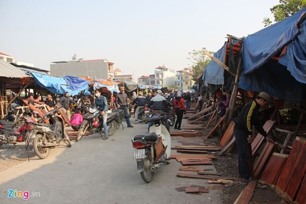 Chợ gỗ trắc vụn độc đáo tại ngôi làng giàu nhất Việt Nam ảnh 1