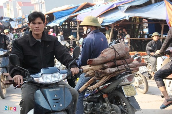 Chợ gỗ trắc vụn độc đáo tại ngôi làng giàu nhất Việt Nam ảnh 7