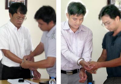 Công an bắt ông Đảo (trái) và ông Quyết tại nơi làm việc Công an bắt ông Đảo (trái) và ông Quyết tại nơi làm việc