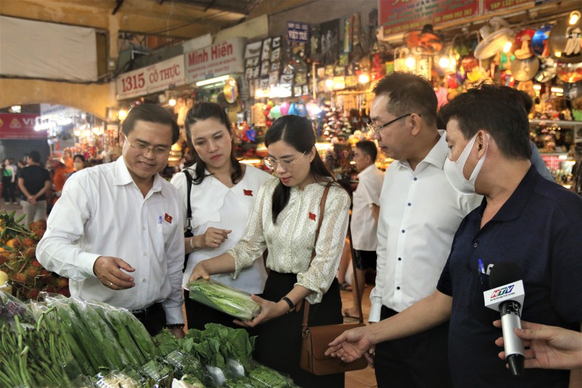 Ban Văn hóa - Xã hội HĐND TP.HCM khảo sát tại chợ Bến Thành (quận 1). Ảnh: THẢO PHƯƠNG