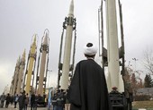 Mỹ muốn LHQ gia hạn cấm vận vũ khí với Iran, Nga phản đối