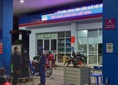Mang cả xô, thùng phuy...đi mua xăng