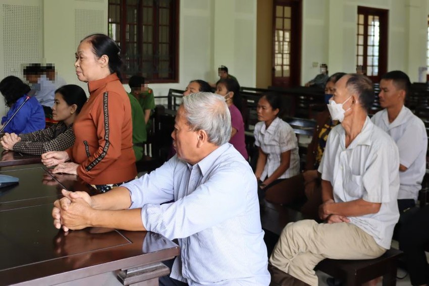 Nữ giao dịch viên lừa 27 người dân bị phạt tù chung thân ảnh 3