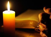 Một người bị kết án chết tại sân tòa án nghi do tự tử