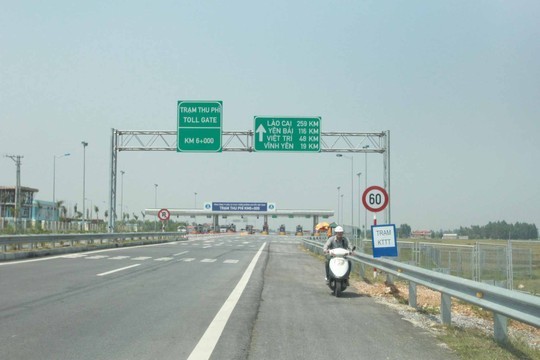 Người điều khiển xe máy đi vào đường cao tốc Hà Nội - Lào Cai trái phép Người điều khiển xe máy đi vào đường cao tốc Hà Nội - Lào Cai trái phép