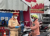 Chùm ảnh: Chiều 24-8, đường phố TP.HCM vắng vẻ