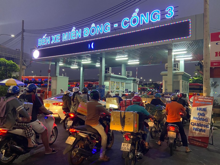 Không bị cách ly, người dân TP.HCM ùn ùn về quê ăn Tết ảnh 1
