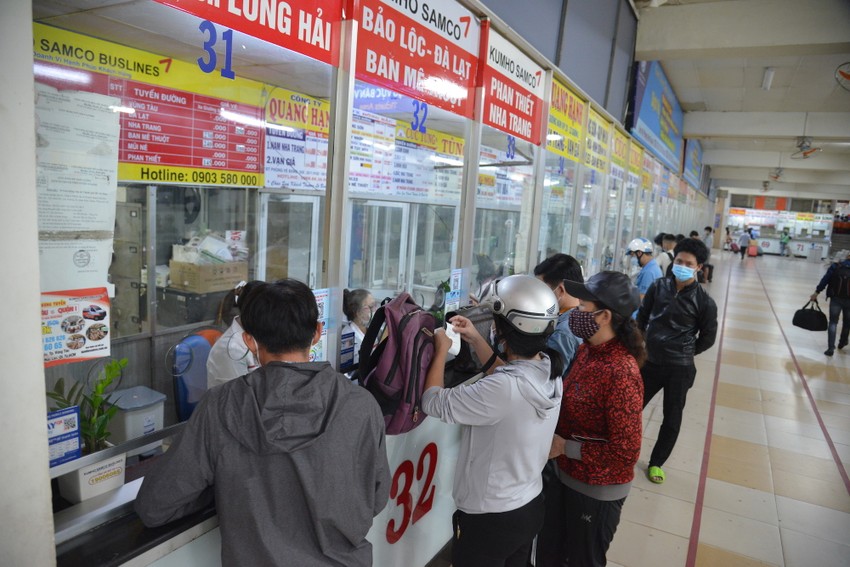 Không bị cách ly, người dân TP.HCM ùn ùn về quê ăn Tết ảnh 9