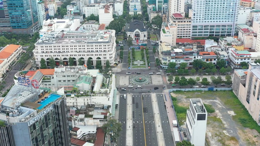 Cảnh buôn bán, du khách ở đường Lê Lợi tấp nập trở lại sau 8 năm rào chắn