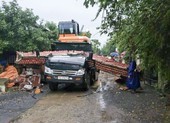 Xe chở máy công trình kéo sập cổng làng, tài xế tử vong