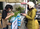 Video: Hàng loạt cửa hàng phát khẩu trang miễn phí ở Đà Nẵng