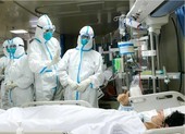 Bác sĩ Vũ Hán thiếu bảo hộ, phải mặc tã cứu người còn bị đánh