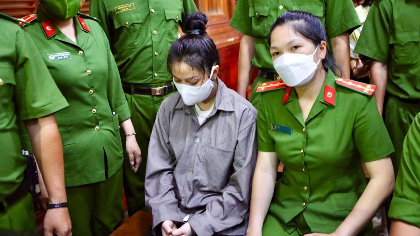 Bị cáo Trang không giữ được bình tĩnh tại phiên xử hồi tháng 7. Ảnh: N.NHI