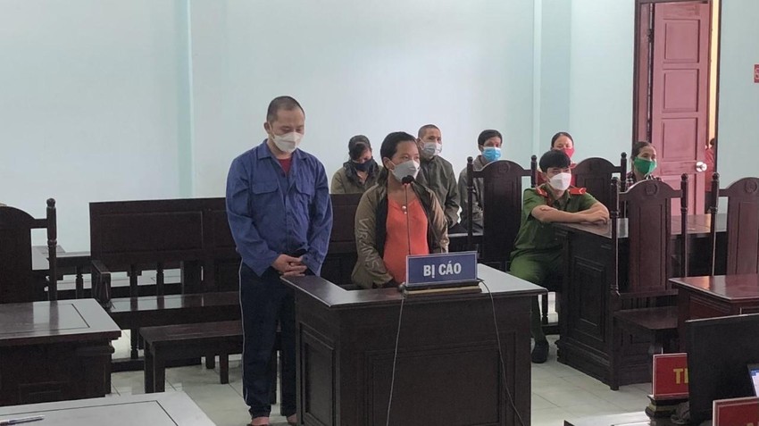 Bé gái bị chính mẹ ruột mình và cha dượng hành hạ, gây thương tích ảnh 1