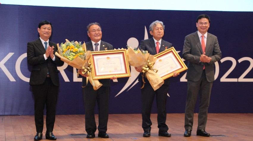 Chủ tịch UBND tỉnh Bình Dương trao bằng khen vinh danh một số doanh nghiệp và doanh nhân Hàn Quốc