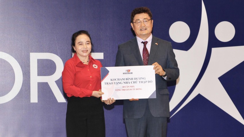 Doanh nghiệp Hàn Quốc trao học bổng và nhà tình nghĩa cho các em học sinh nghèo ở Bình Dương