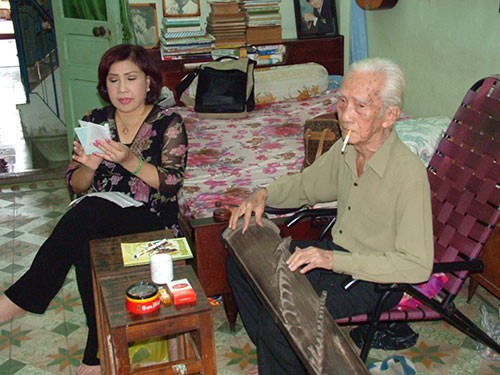 Khi Hãng phim Trẻ thực hiện bộ phim tư liệu về NSND Lệ Thủy, bà đã ca lại bài tân cổ giao duyên Cô hàng chè tươi do NSND Viễn Châu đàn tranh Khi Hãng phim Trẻ thực hiện bộ phim tư liệu về NSND Lệ Thủy, bà đã ca lại bài tân cổ giao duyên Cô hàng chè tươi do NSND Viễn Châu đàn tranh