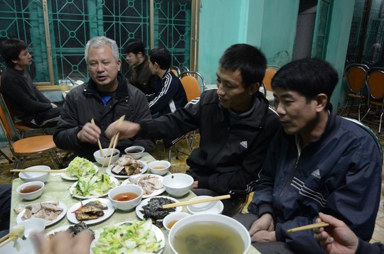 Bữa chiều tươm tất tại bếp ăn tập thể Công ty Than Hà Lầm Ảnh: VĂN DUẨN