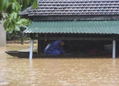 Lũ lịch sử, nhiều nơi ở thị trấn Lao Bảo vẫn chìm trong nước