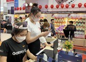 Samsung Galaxy S22 series hút khách trong ngày đầu mở bán