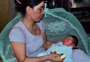 Vừa mới ra đời đã mồ côi mẹ ảnh 1
