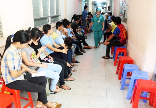 Bệnh viện kẹt cứng vì cả trăm người đến cấp cứu ảnh 2