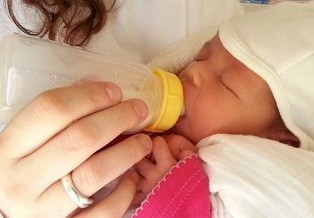 Trẻ bú bình dễ bị tắc nghẽn tiêu hóa hơn trẻ bú mẹ ảnh 1