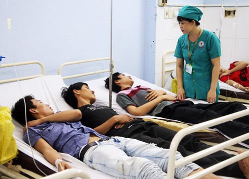 Bệnh viện kẹt cứng vì cả trăm người đến cấp cứu ảnh 3