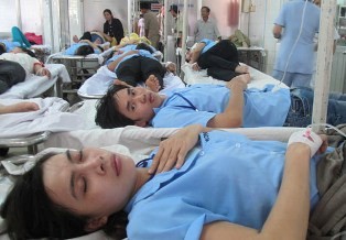 1.000 công nhân cùng ngộ độc, bệnh viện hết chỗ chứa ảnh 1