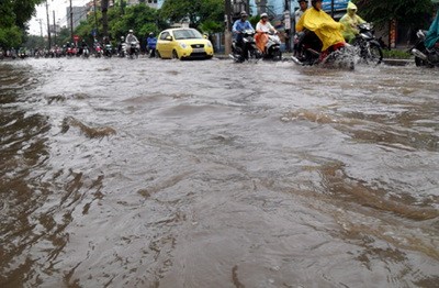 Giao thông Hà Nội “khốn đốn” với mưa to, đường ngập, ùn tắc ảnh 13