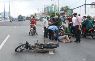 Tai nạn do áo mưa cuốn vào bánh xe ảnh 1