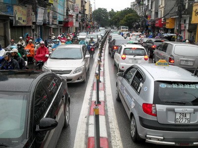 Giao thông Hà Nội “khốn đốn” với mưa to, đường ngập, ùn tắc ảnh 5