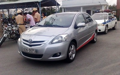 Bị CSGT truy đuổi 10km, tài xế vi phạm cố thủ trong xe ảnh 3