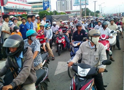 Bị CSGT truy đuổi 10km, tài xế vi phạm cố thủ trong xe ảnh 5